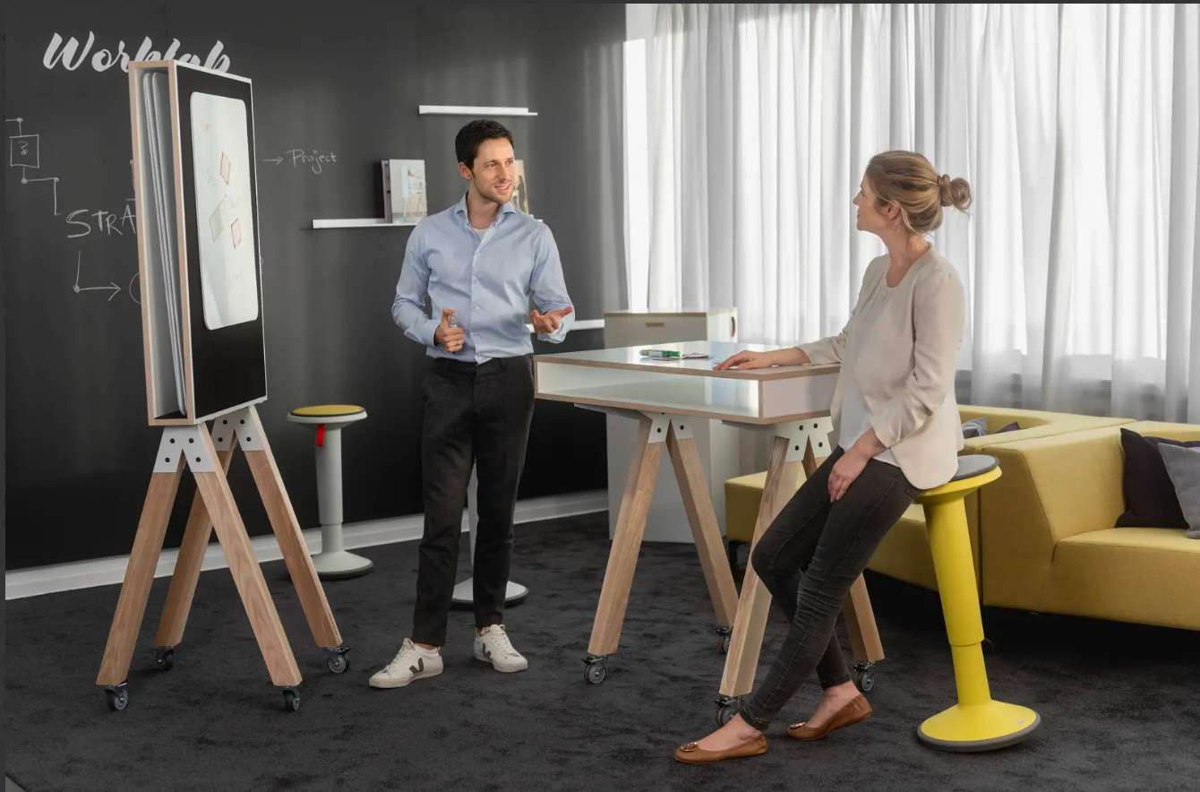 Ein modernes Büro mit glücklichen mitarbeiten in einem kreativen Workshopraum