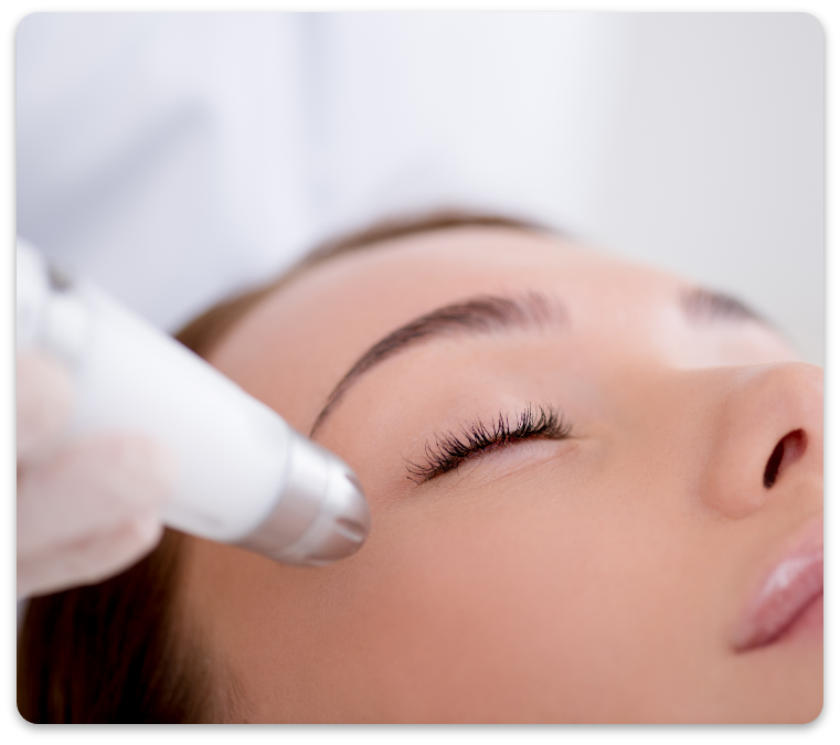 Eine Frau bekommt mit geschlossenen Augen eine Gesichtsbehandlung