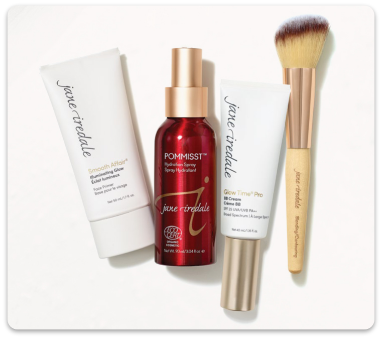 Drei Flaschen Jane Iredale Produkte und eine Bürste