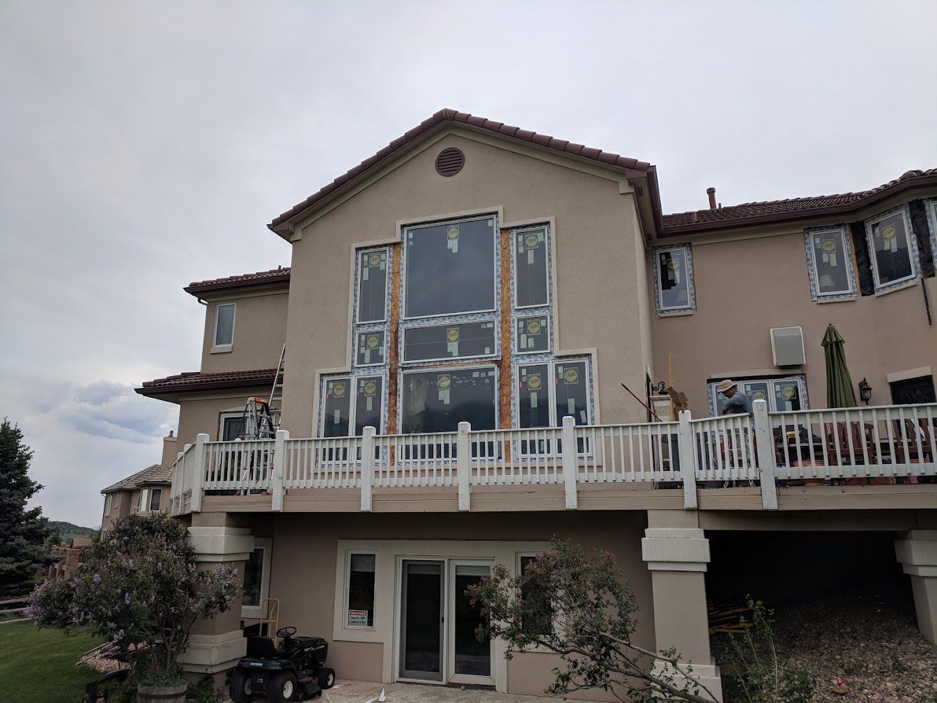 A large house with a lot of windows and a balcony.
