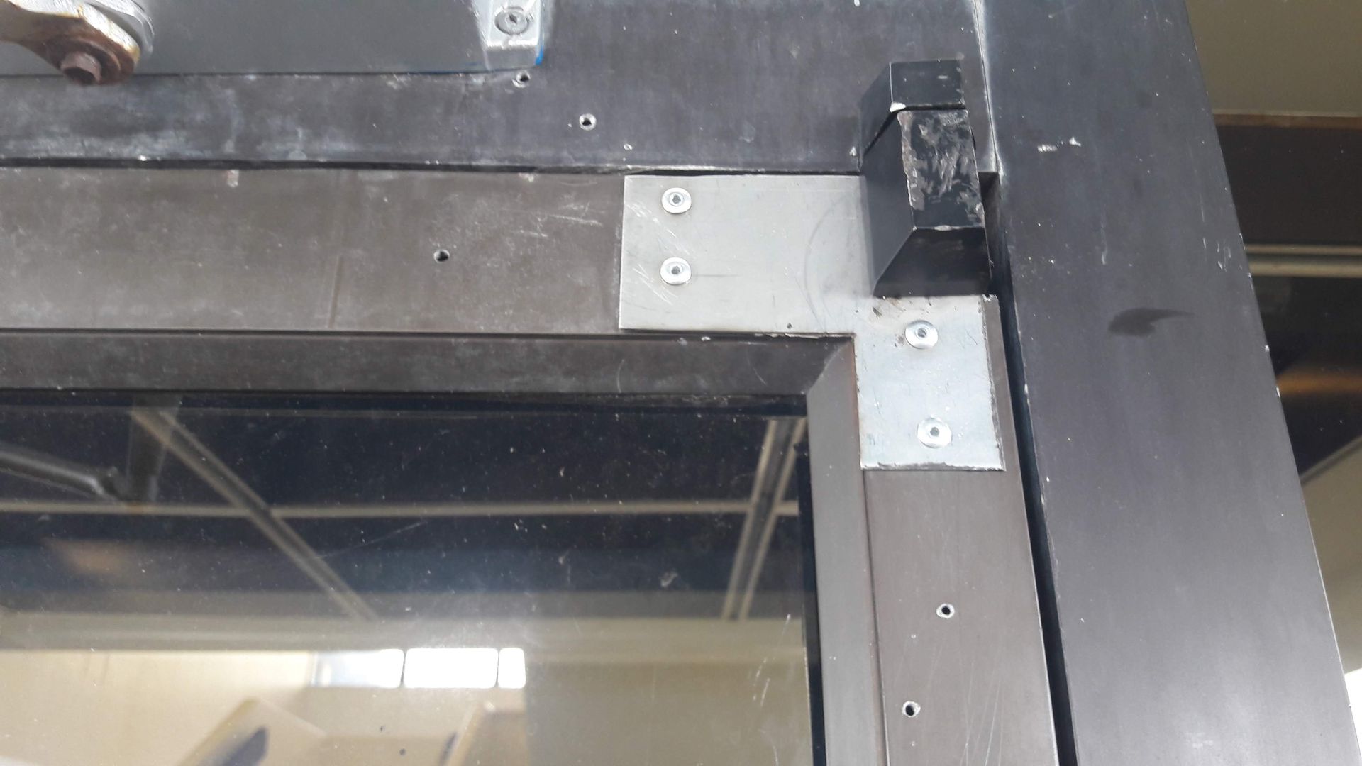 Handyman Service Panama - Reparación de Puertas de Vidrio Desniveladas Cierra Puertas y Brazos Hidráulicos