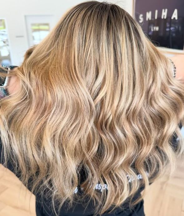 Long, wavy blonde hair with highlights.