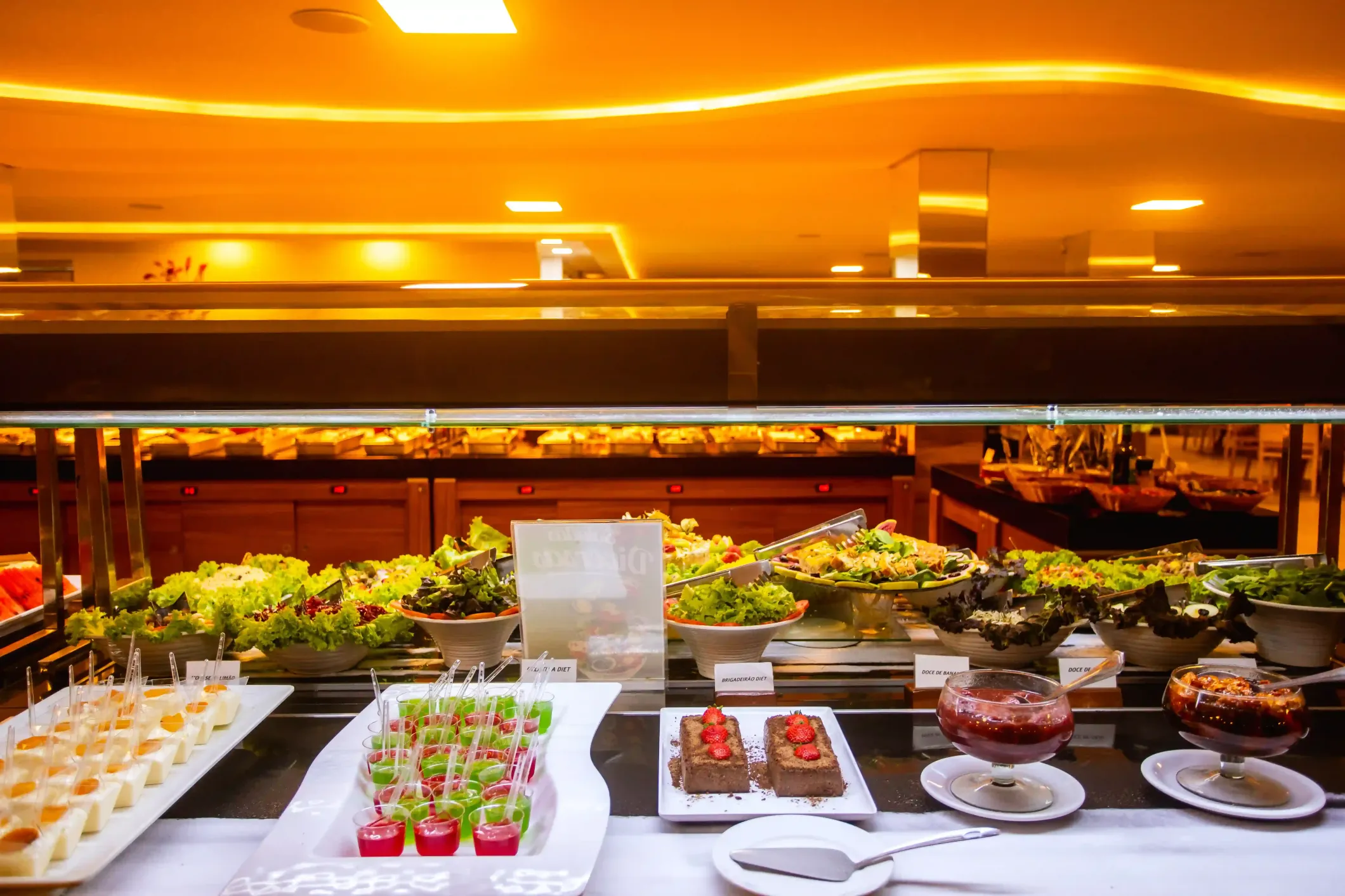 Um buffet cheio de comida e sobremesas-hotel-praia-dourada-maragogi-park