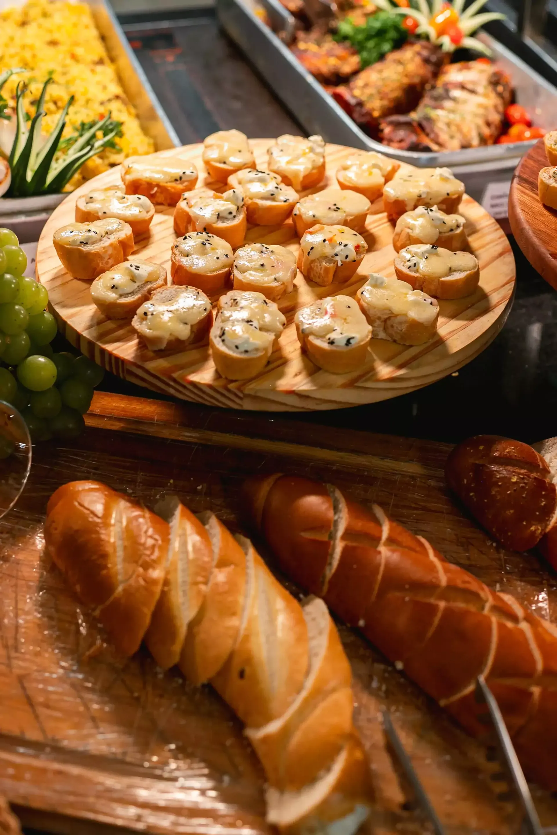 Uma mesa de bufê com uma garrafa de vinho em cima-hotel-praia-dourada-maragogi-park