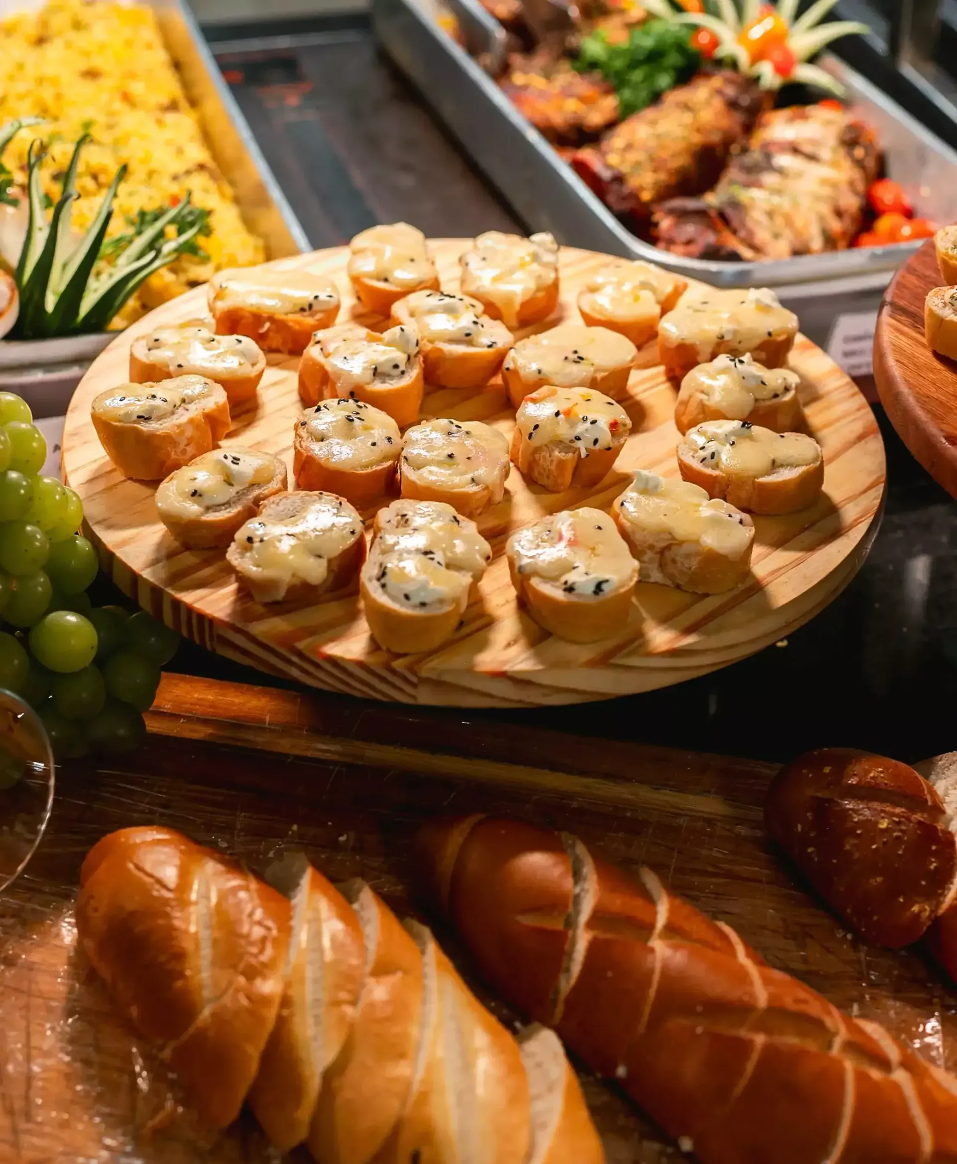 Uma mesa de bufê com uma garrafa de vinho em cima-hotel-praia-dourada-maragogi-park