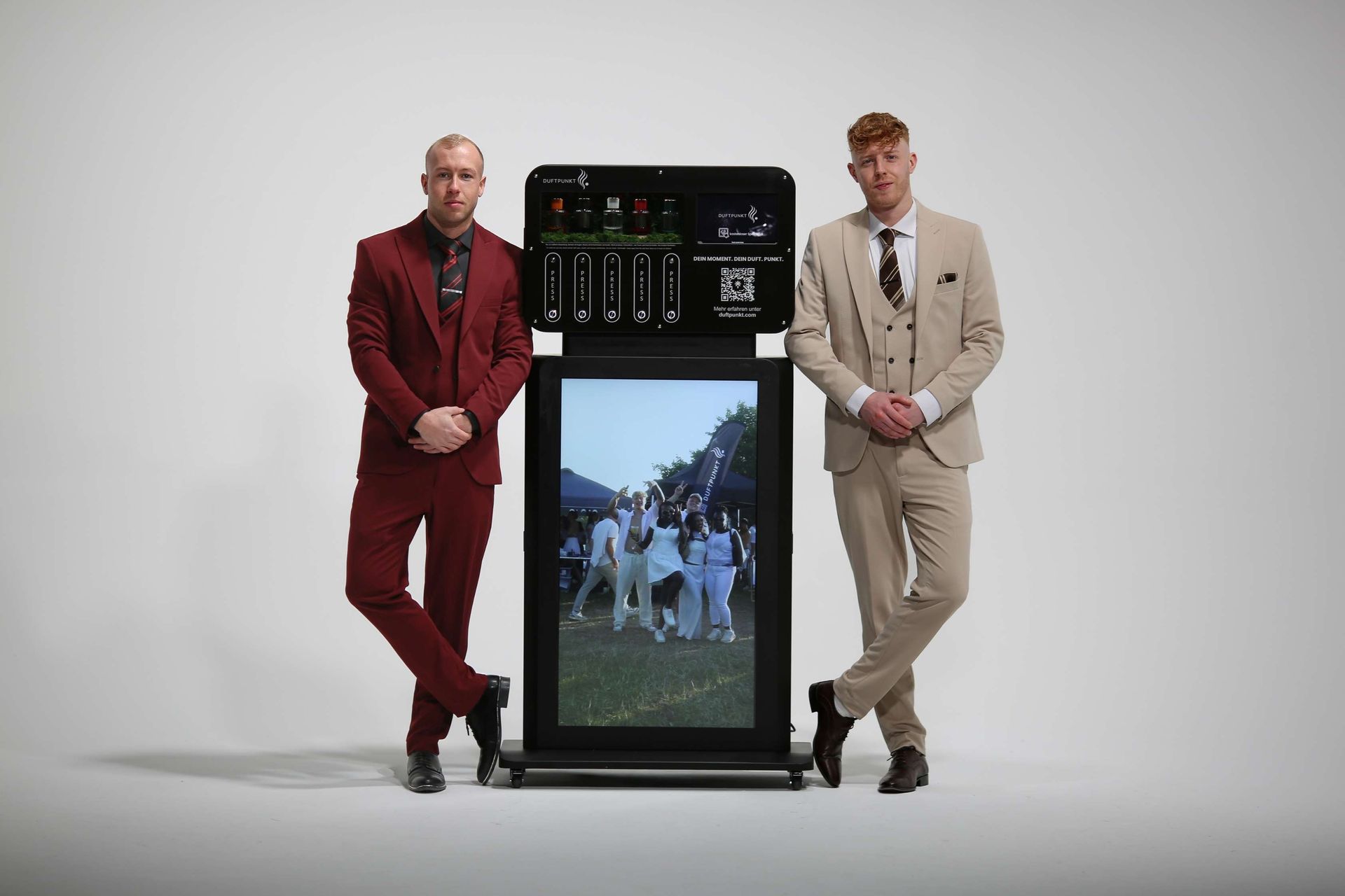 Parfümautomat P03 Pro mit beiden Geschäftsführern