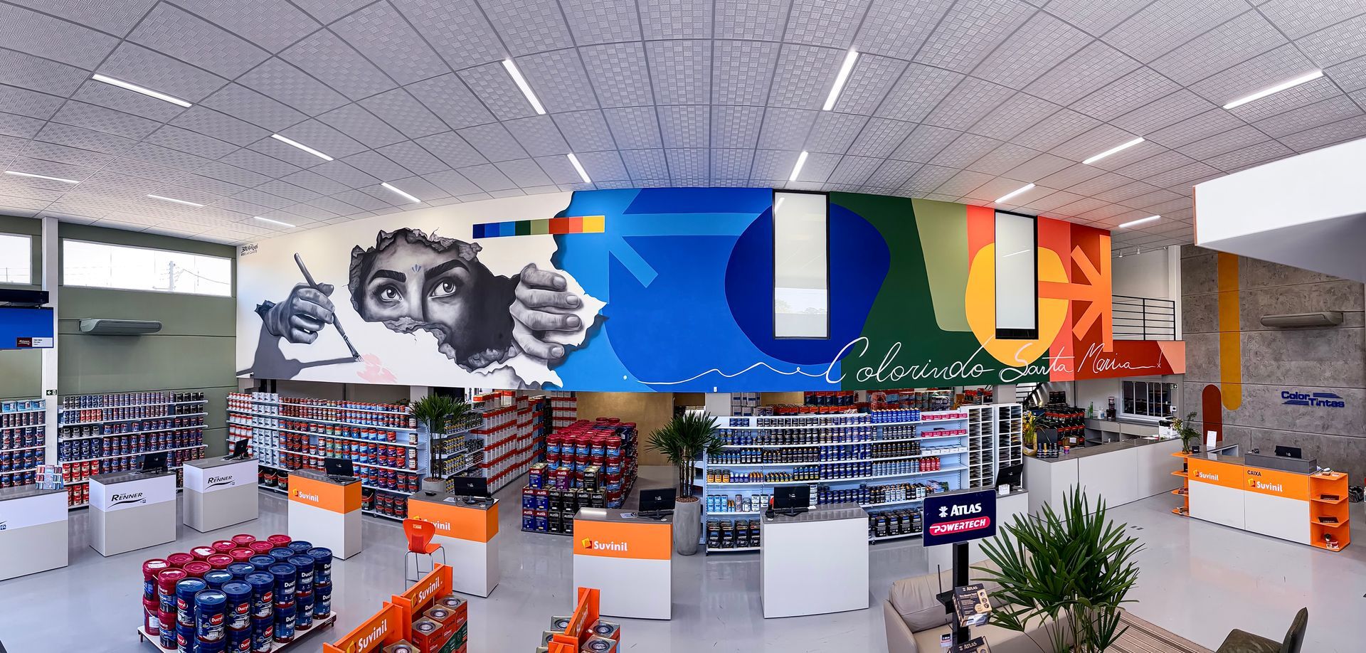 Mural em muro externo de faculdade com figura feminina.