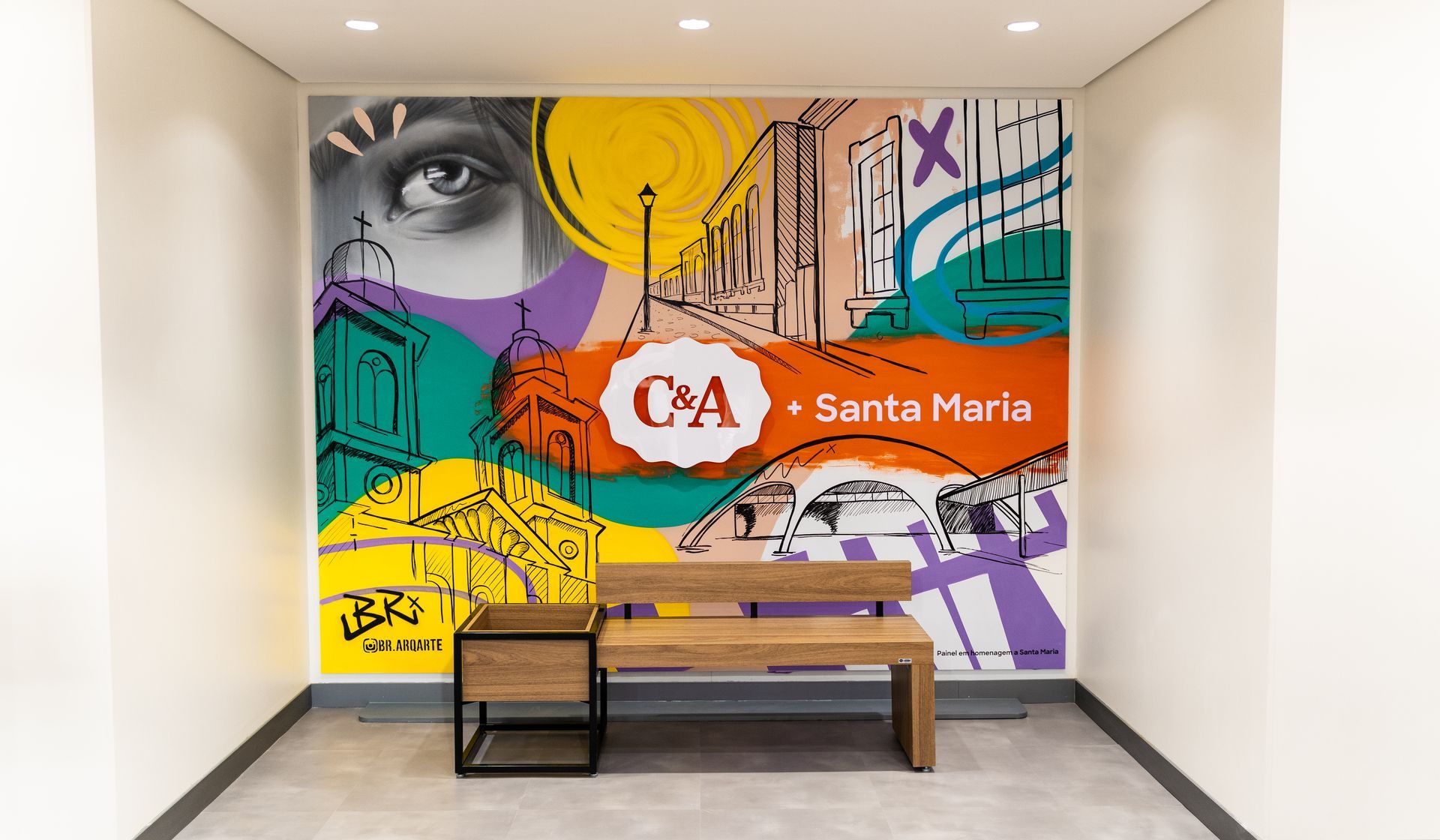 mural em homenagem à cidade de Santa Maria em parede interna de loja da C&A.