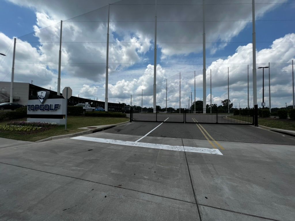 A parking lot with a sign that says topsail on it