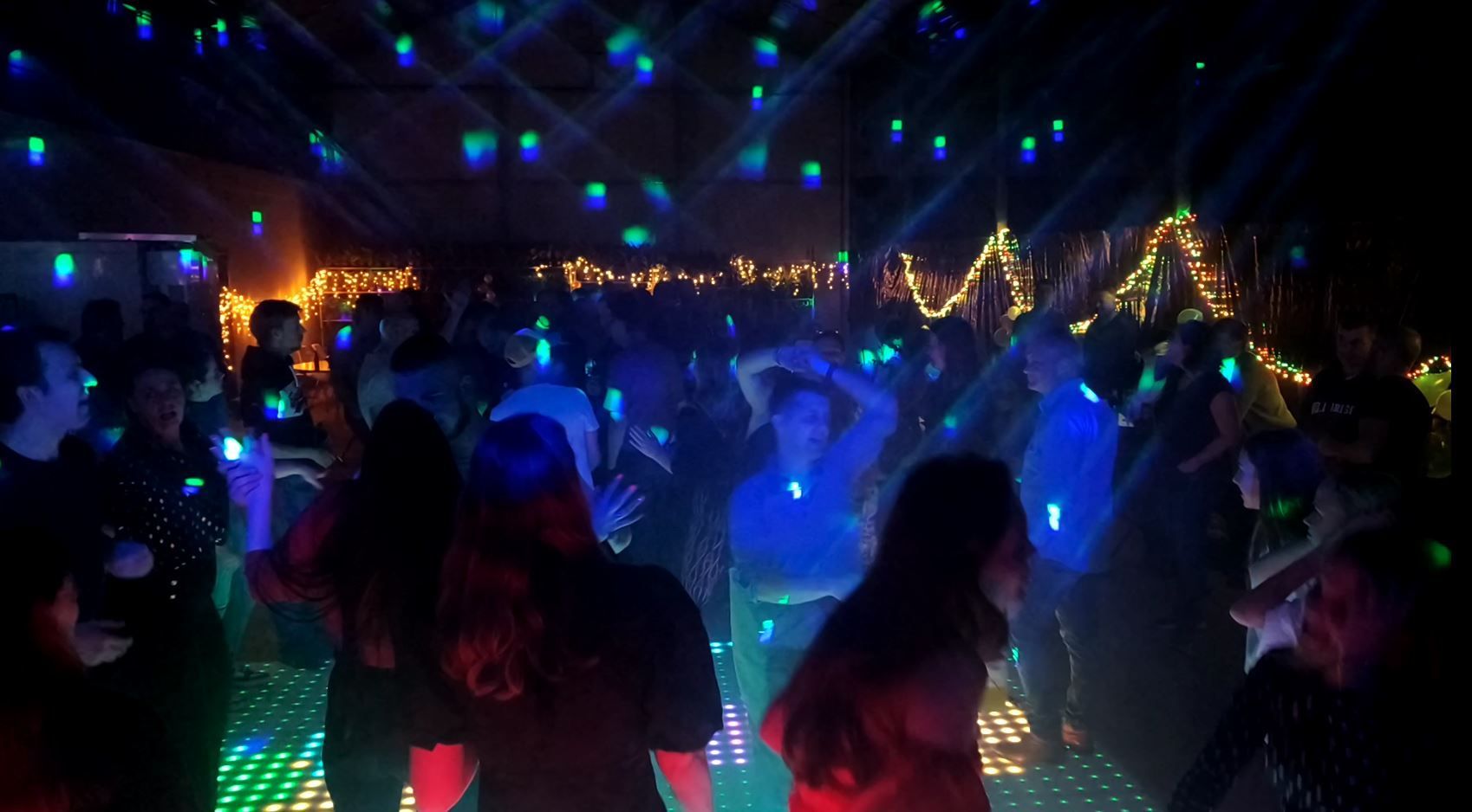 Bedrijfsfeest met verlichte dansvloer 