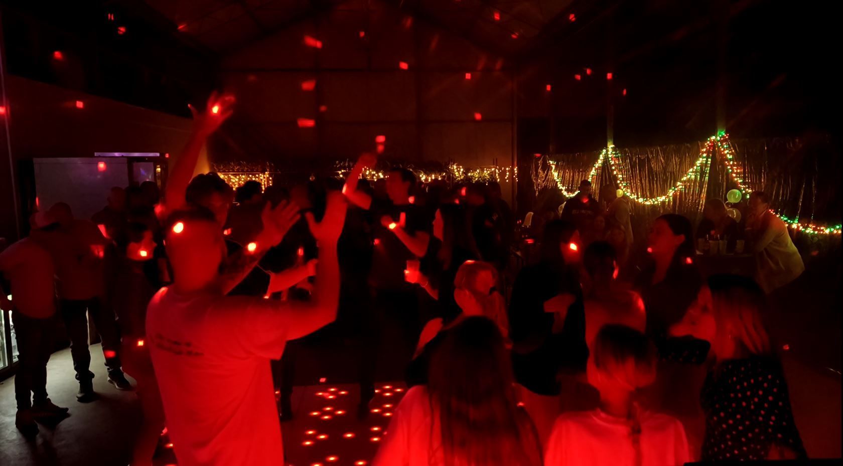 Uit de bol op een verlichte dansvloer 