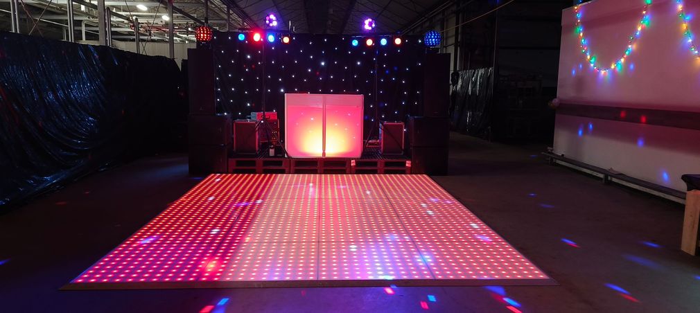 Saturday Nightfever LED dansvloer en sterren achterwand.