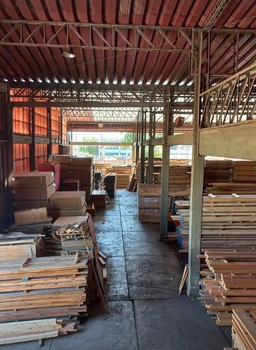 Una bandeja llena de diferentes tipos de tornillos y tuercas