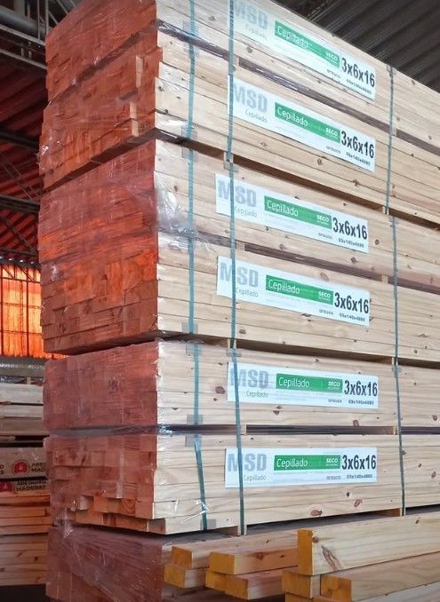 Una obra en construcción con grúas y edificios en construcción al atardecer.