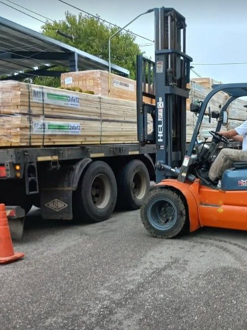 Una habitación vacía en una casa en construcción con paneles de yeso en las paredes.