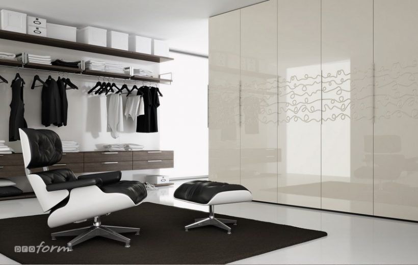 Balts skapis ar sakarinātām drēbēm