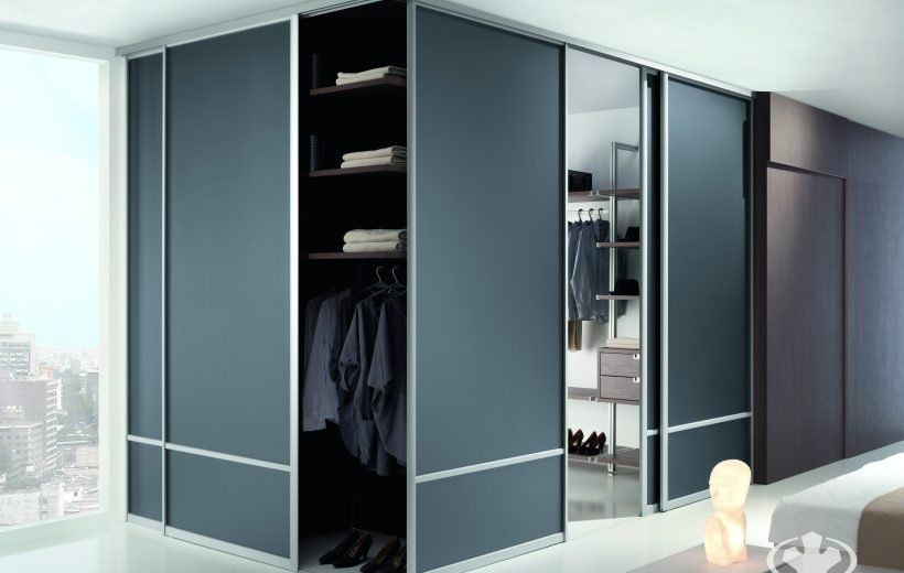 melnas krāsas skapis ar bīdāmām durvīm