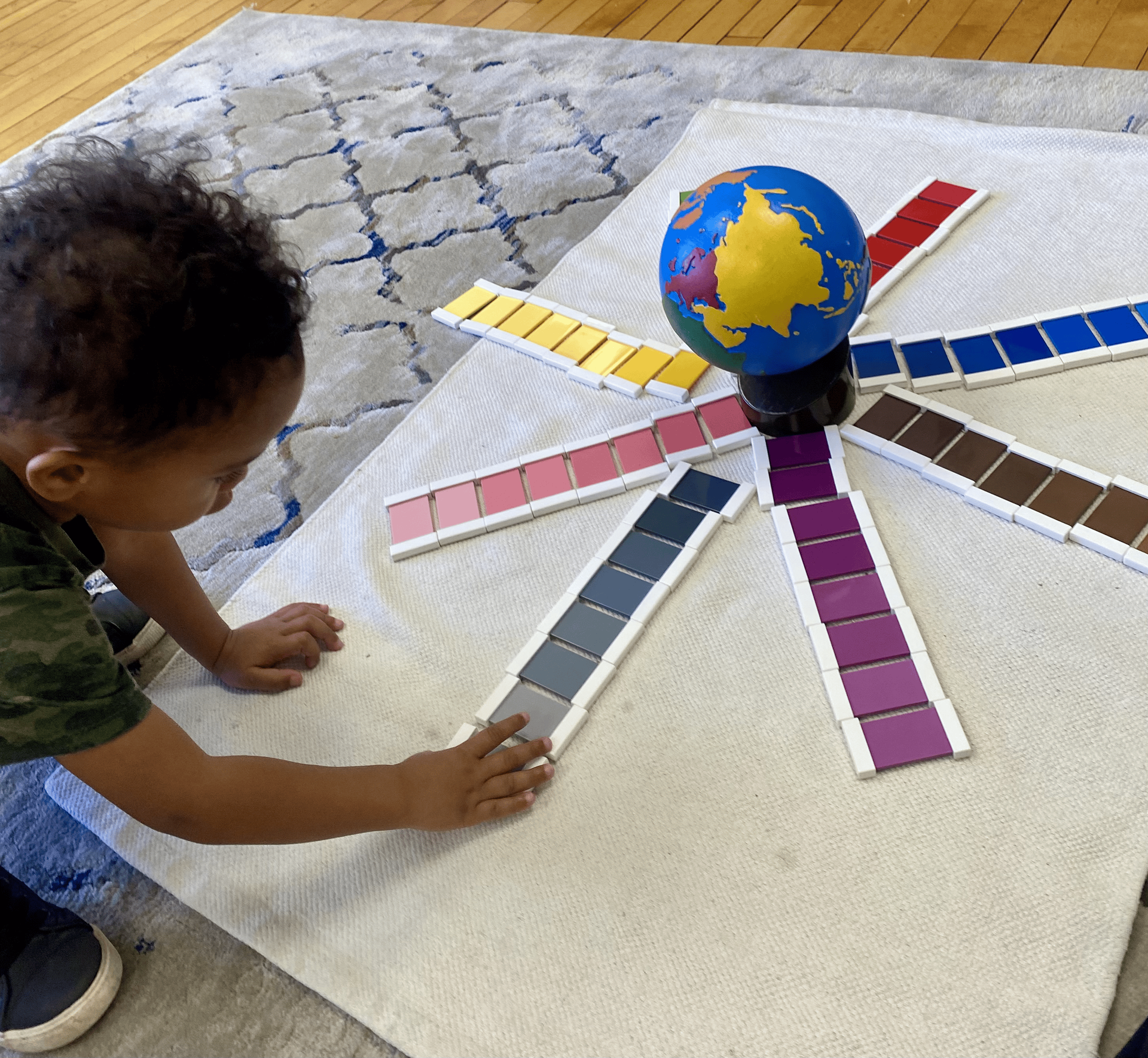 Montessori child working with sensorial activity