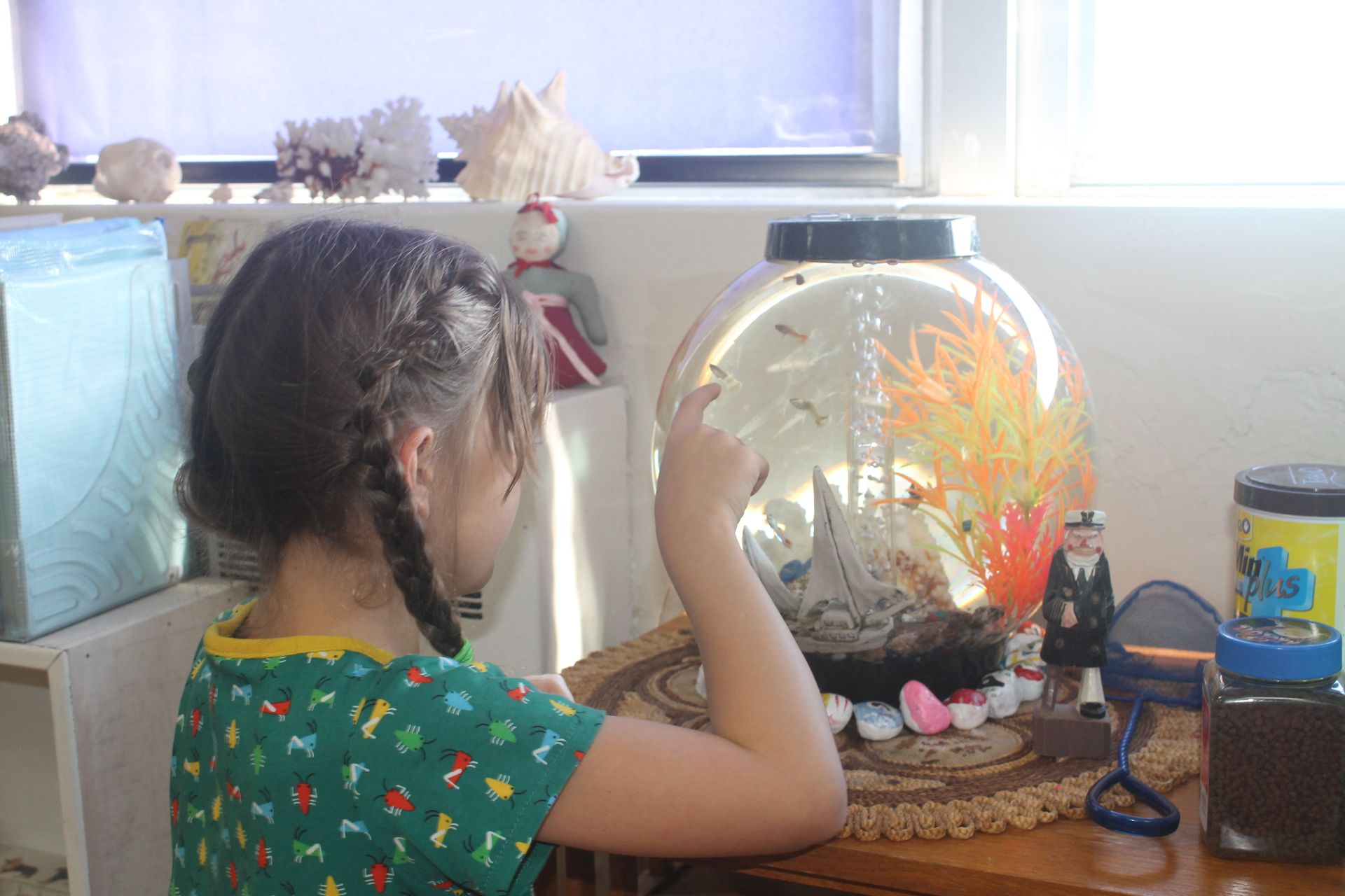 motnessori children playing chess