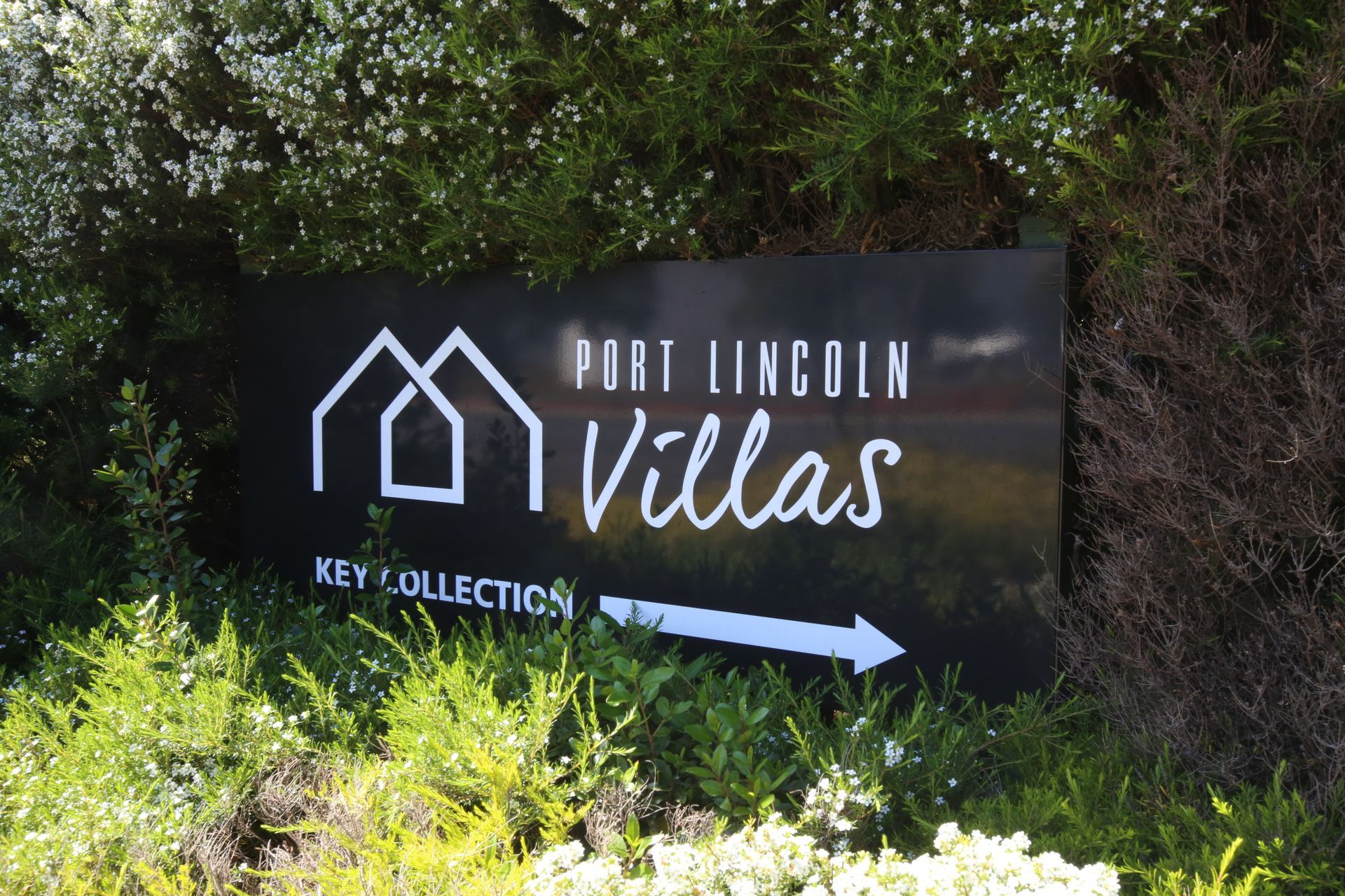 A sign for port lincoln villas with an arrow pointing to the right