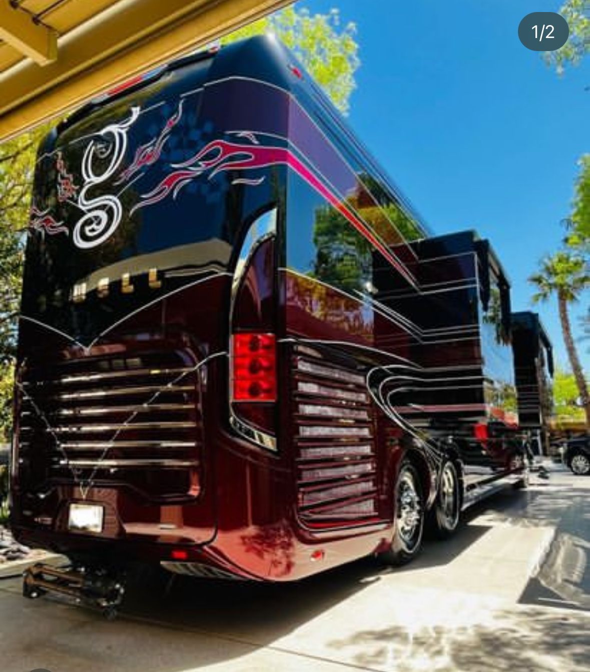 A large bus with the letter g on the back