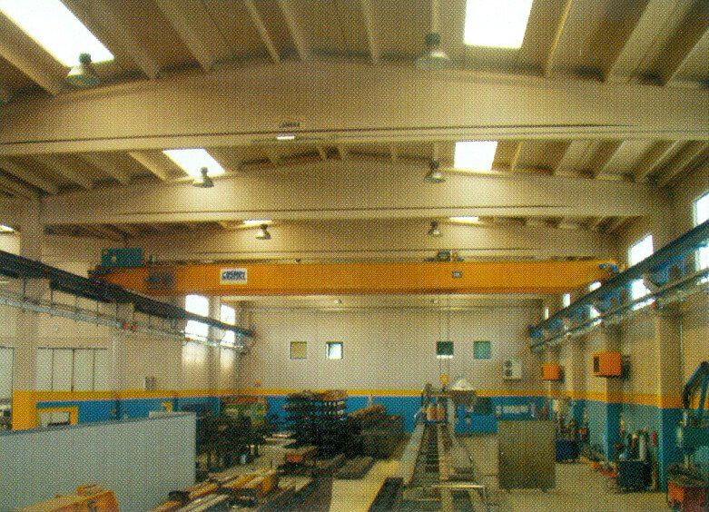 magazzino con gru per movimentazione