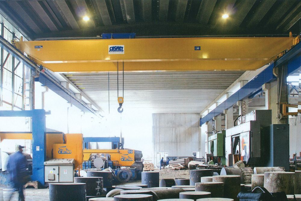 industria con impianto di sollevamento