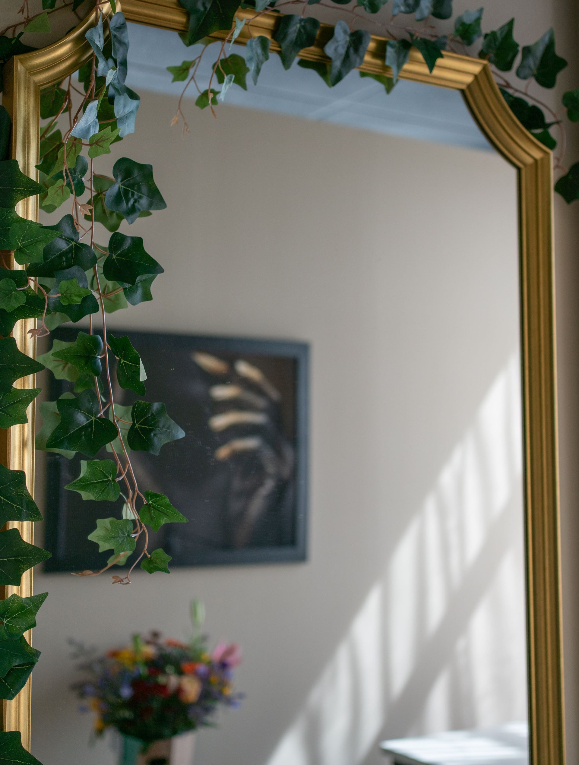 afbeelding van de salon genomen vanuit de spiegel