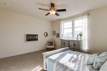 Creekside Minor Shower Bedroom for Guest 1 — Visalia, CA — Kerman Mobile Homes Inc.