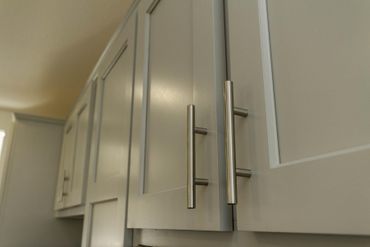 Creekside Minor Master Kitchen Cabinet 2 — Visalia, CA — Kerman Mobile Homes Inc.