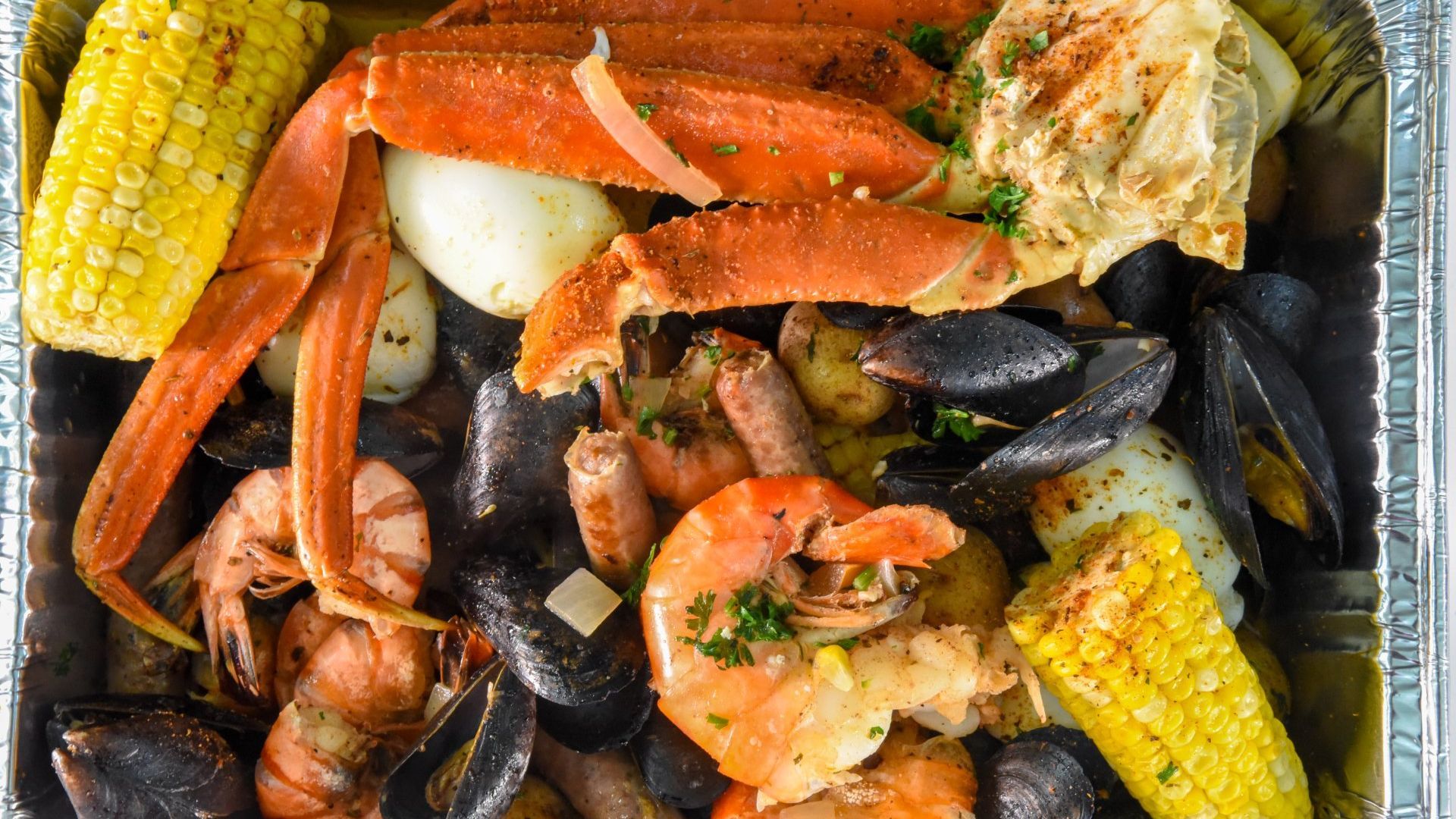 Crab and other sea foods in a platter
