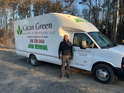 Junk removal box truck with employee