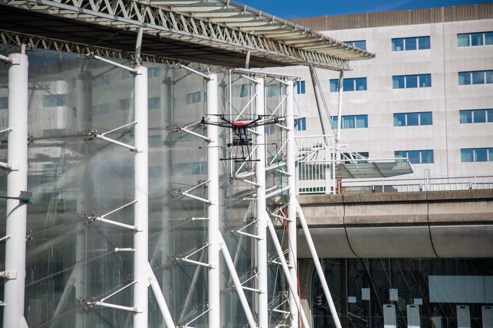 Nettoyage par drone de vitrerie - Gare TGV aéroport Roissy Charles de Gaulle - ADP