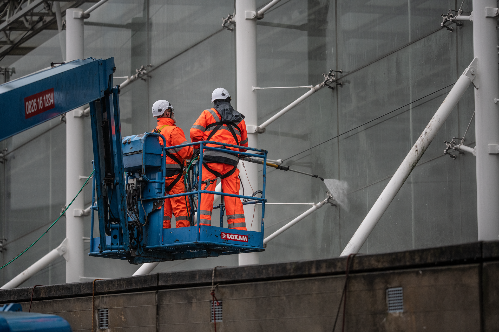 nettoyage vitrerie - grande surface - ADP - Gare TGV Roissy Charles de Gaulle