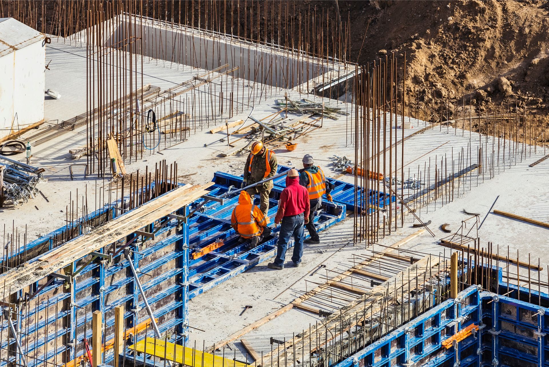 Un groupe d'ouvriers du bâtiment travaillent sur un chantier de construction.