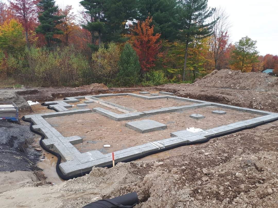 Les fondations d'une maison sont construites dans la terre.