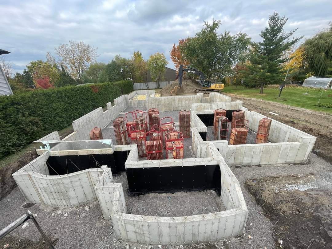 Les fondations d'une maison sont construites dans la terre.
