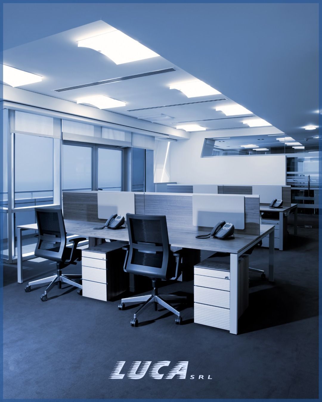Un manifesto per luca srl mostra un ufficio con cubicoli e scrivanie