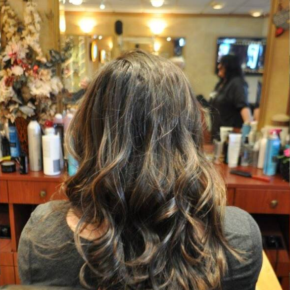 The back of a woman 's head is shown in a salon