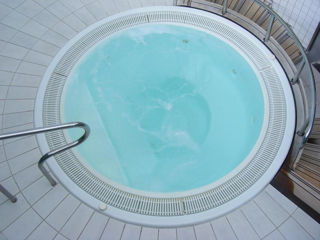 circle shaped hot tub