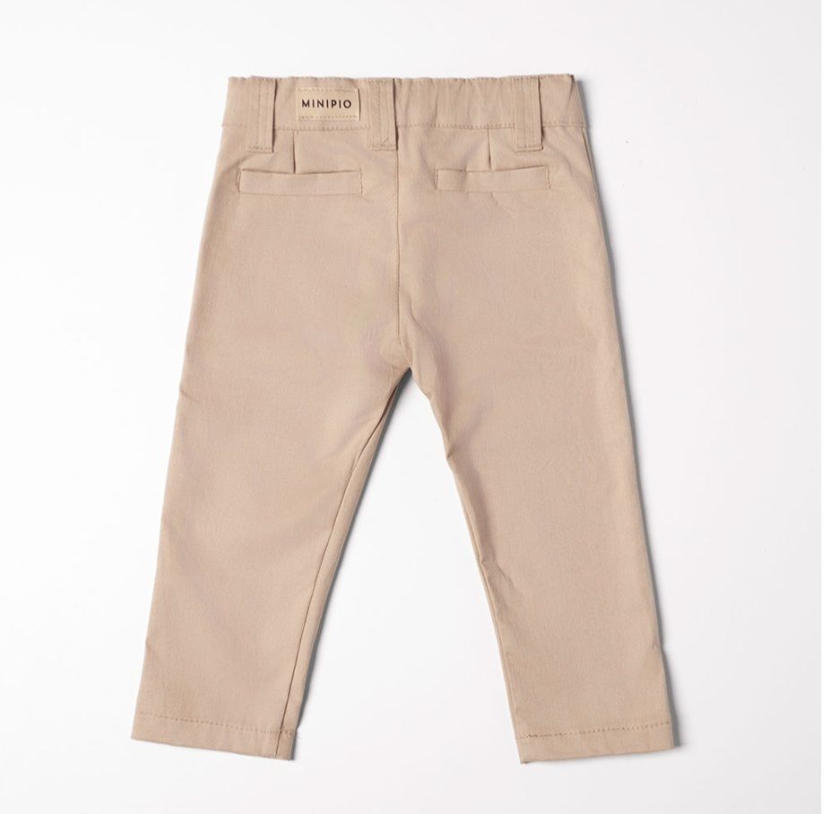 Pantalón de niño color tostado, vista trasera, con dos bolsillos y una pequeña etiqueta de marca en la cinturilla.