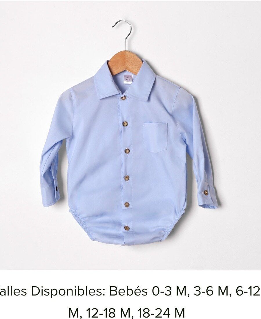 Camisa azul claro de bebé en percha. Tallas disponibles: 0-24 meses.