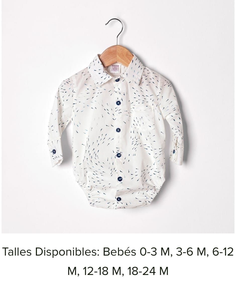 Camisa azul claro de bebé en percha. Tallas disponibles: 0-24 meses.