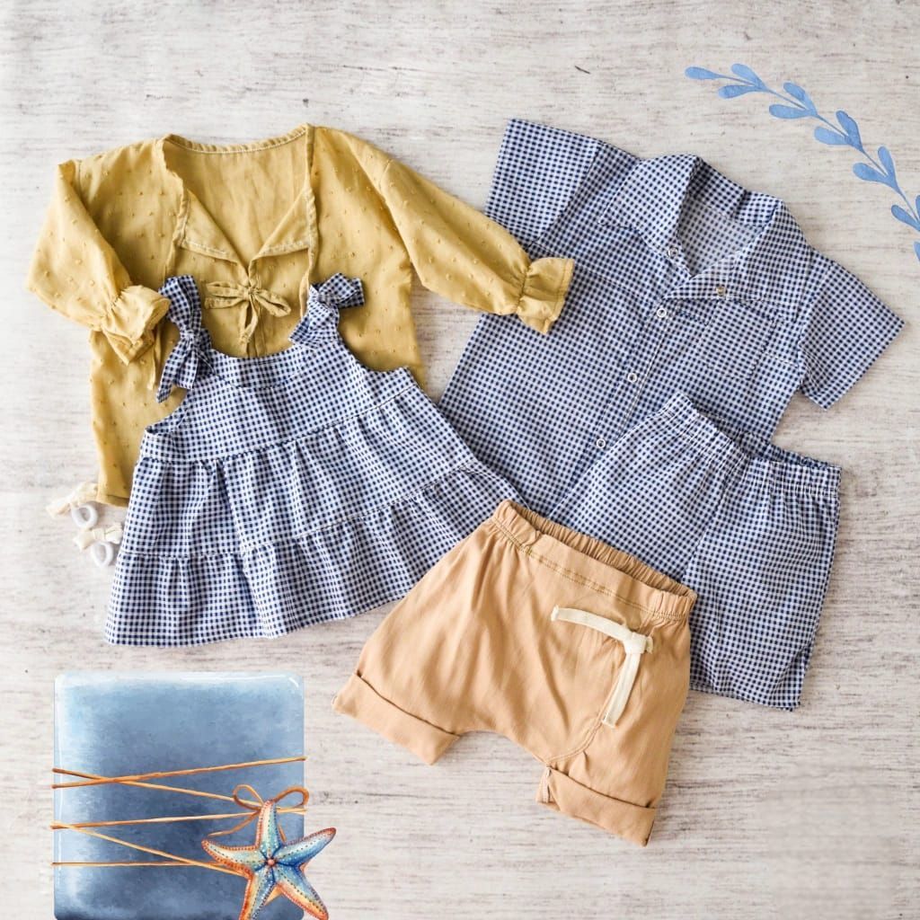 Ropa de niños: camiseta amarilla, vestido de cuadros azules, pantalones cortos y camisa, y pantalones cortos color canela.
