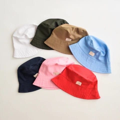 Siete sombreros de pescador coloridos sobre una superficie blanca, en varios colores