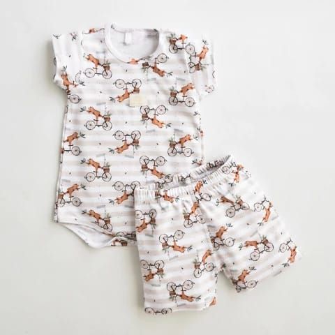 Conjunto bebé: body y short, estampado de bicicletas, rayas blancas y marrones.