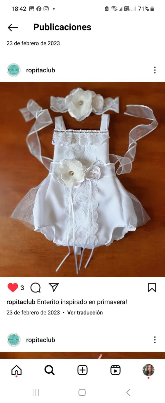 Vestido de tul con estampado de margaritas verdes en una percha blanca, junto a comida decorativa y una cesta de alambre.