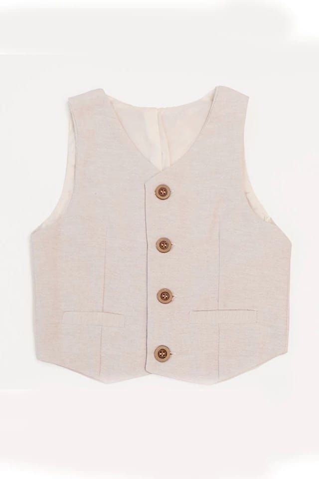 Chaleco de lino beige con botones marrones y pequeños bolsillos.