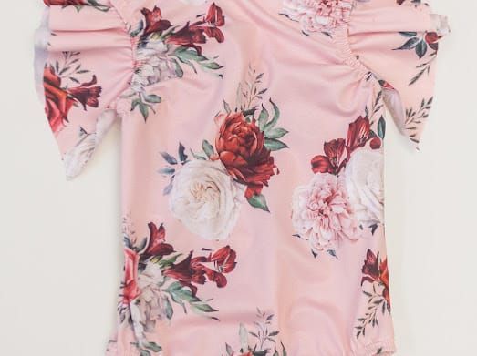 Mono floral rosa con mangas con volantes.