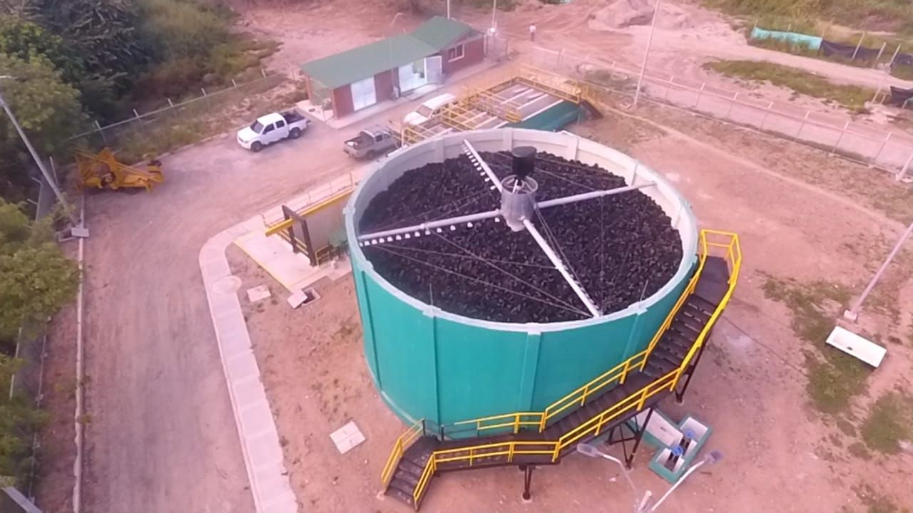 Un hombre está parado en un puente sobre un tanque de agua.